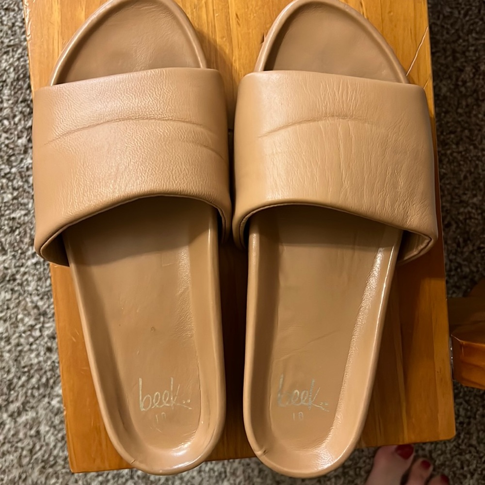 Beek pelican slide like new size 10 color Honey